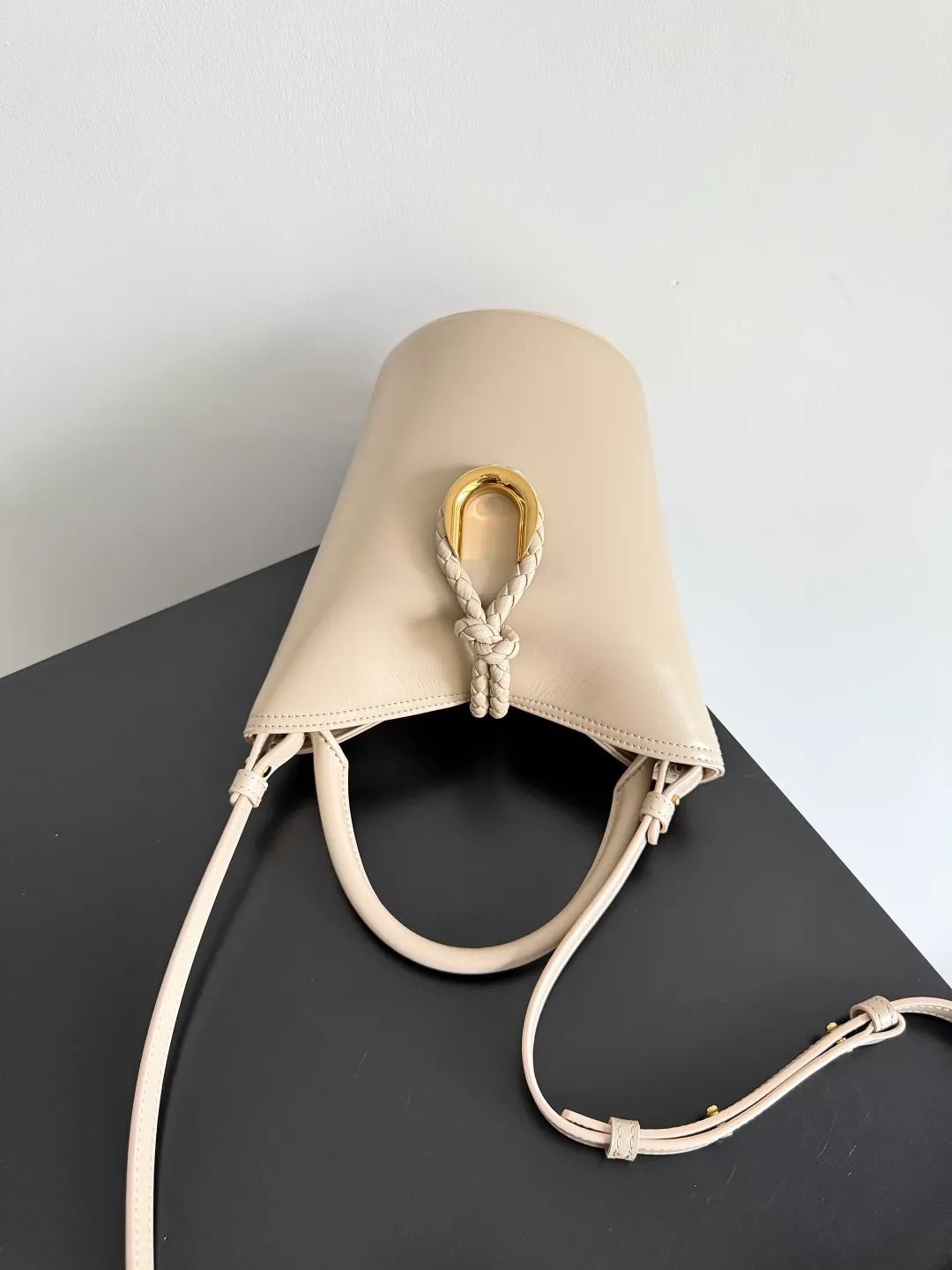 Batch 1620 BOTTEGA VENETA 2025 new women's LIBERTA small bucket bag The wind of "freedom" is still blowing towards summer🫧Unique bag shape and large enough capacity. This kind of small bag has always been very popular in summer. It can easily store essential items such as sunscreen and mini 5-fold umbrella when carrying it when going out. It uses braided knots and horseshoe buckle shapes. The metal ring is used for opening and closing, and the classic weaving is only used as an embellishment here, giving way to the simplicity of all-leather. It is a true combination of innovation and classics. It is also equipped with a detachable long shoulder strap. Friends who don’t like to carry it on the shoulder can only buy this bag and have more choices. Style number: 815244 Size: 22*18*15cm